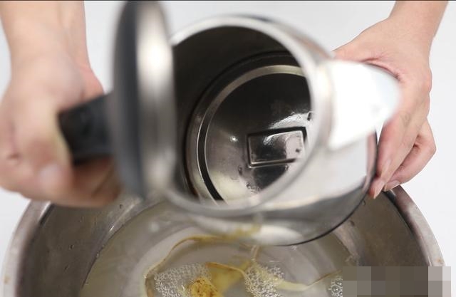 Gọt khoai tây xong đừng đổ vỏ đi, dùng theo cách này mang lại lợi ích lớn, ai không biết chính là đang vứt bỏ báu vật-5