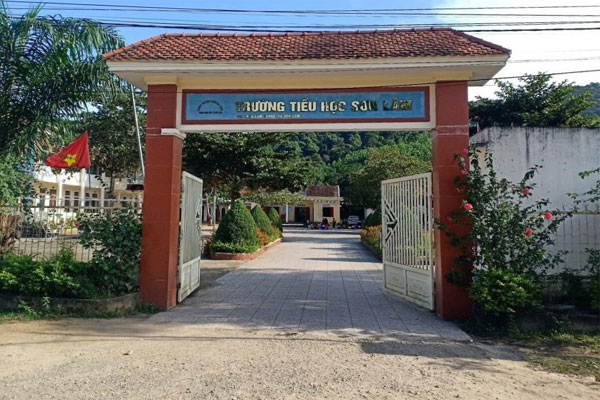 Vụ hiệu trưởng bị bắt quỳ: Công an xuống hiện trường, làm việc với phụ huynh-2