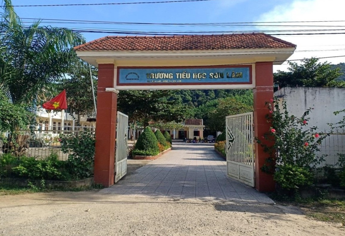 Hiệu trưởng bị phụ huynh vác dao bắt quỳ: Tôi xấu hổ, nhục nhã-1