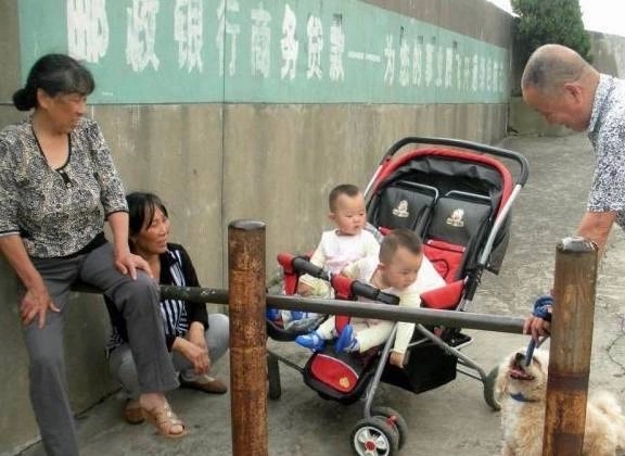 Mẹ chồng cho rằng cháu càng nhiều xoáy tóc càng thông minh, con dâu và con trai đứng hình-1