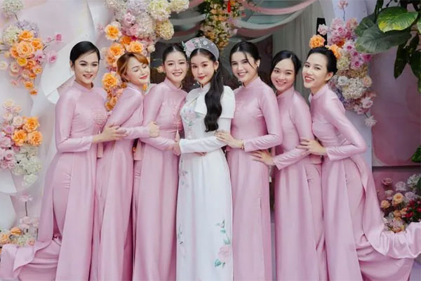 Chồng MC nổi tiếng ôm chặt Lê Âu Ngân Anh khóc trong lễ cưới-17