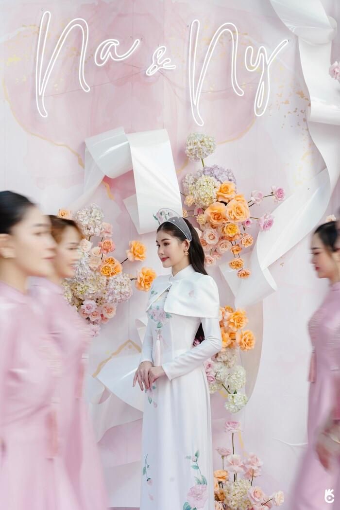 Lê Âu Ngân Anh khóa môi ông xã cực ngọt trong lễ hỏi, dàn bê tráp quy tụ toàn hot girl-4