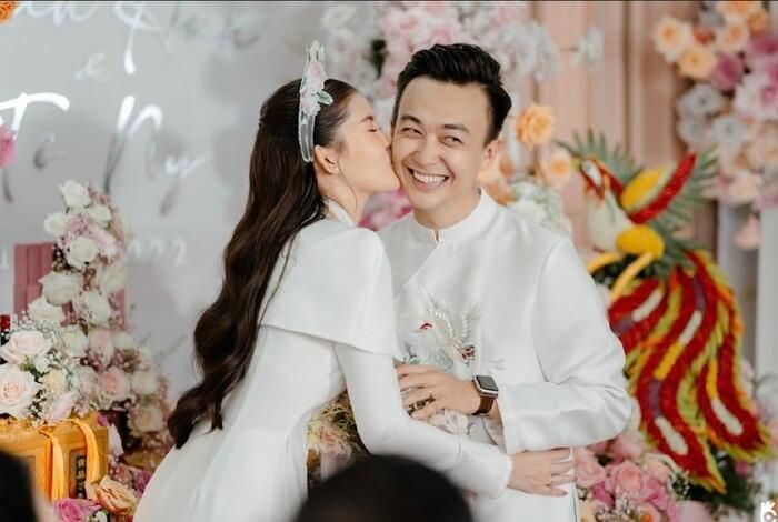 Lê Âu Ngân Anh khóa môi ông xã cực ngọt trong lễ hỏi, dàn bê tráp quy tụ toàn hot girl-6