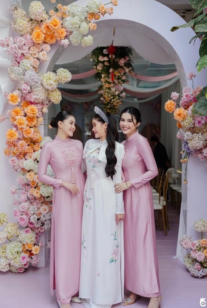 Lê Âu Ngân Anh khóa môi ông xã cực ngọt trong lễ hỏi, dàn bê tráp quy tụ toàn hot girl-2