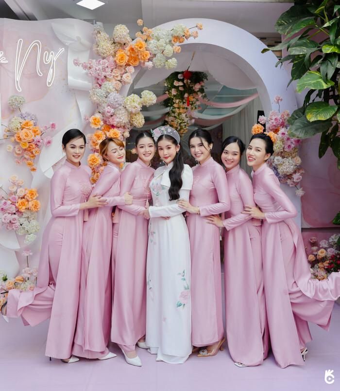 Lê Âu Ngân Anh khóa môi ông xã cực ngọt trong lễ hỏi, dàn bê tráp quy tụ toàn hot girl-1