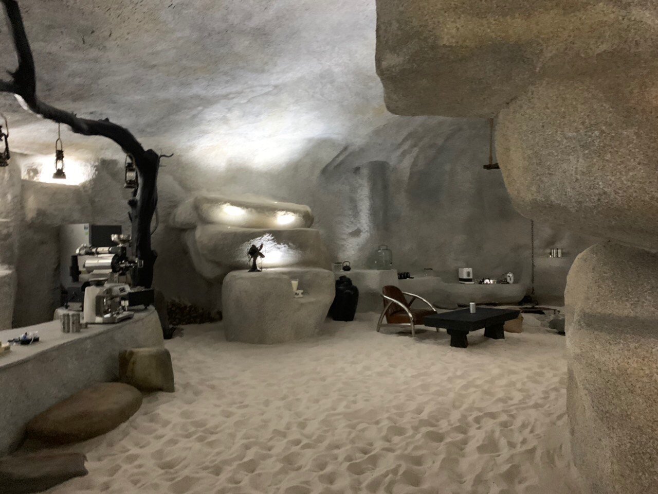 Tò mò về ngôi nhà trong hang đá mà ông Đặng Lê Nguyên Vũ ở trong 9 năm qua, người xem chỉ biết thốt lên: Thật đẳng cấp!-6