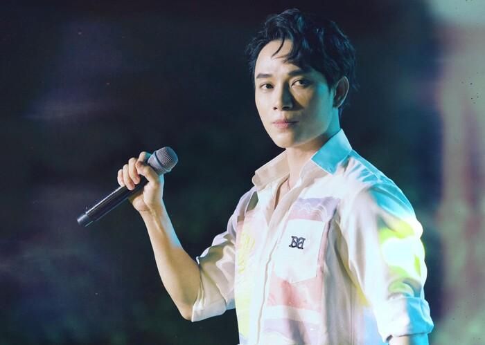 Trúc Nhân có chia sẻ ẩn ý sau khi bị khán giả thẳng tay giật mũ trong một show diễn-2