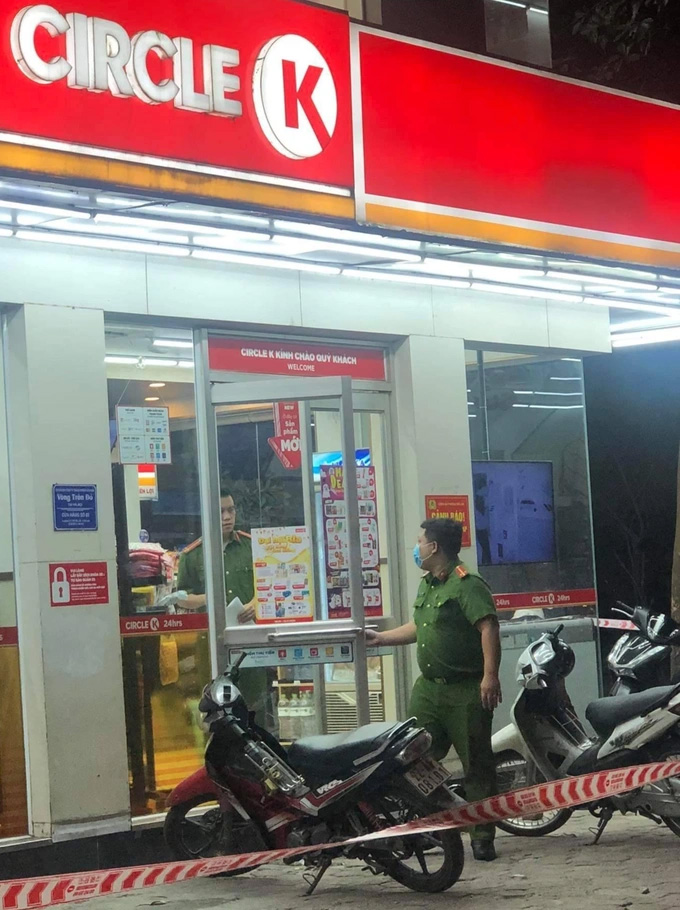 Thi thể nam trong nhà vệ sinh khóa cửa tại Circle K Hà Đông-1