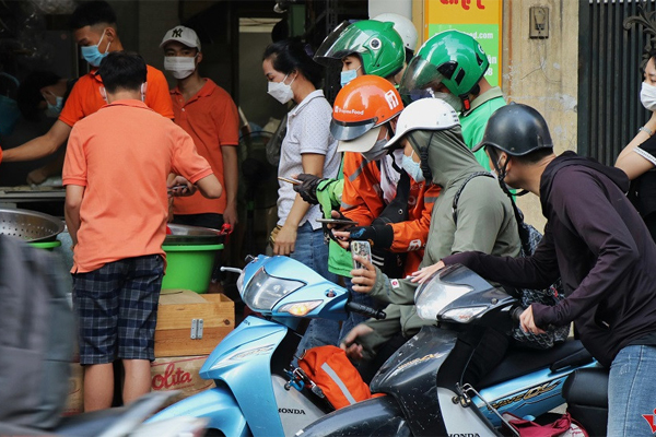 Người Việt nghiện dịch vụ giao đồ ăn và mua hàng online-1