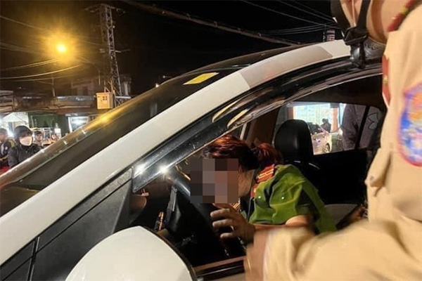 Phạt nữ thiếu tá say xỉn gây tai nạn 46 triệu đồng, tước bằng lái 2 năm-2