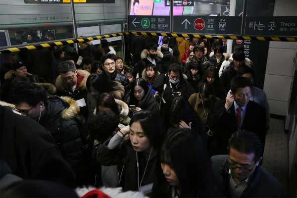 Nhiều người Hàn không dám đi tàu điện ngầm sau thảm kịch ở Itaewon-1