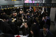 Nhiều người Hàn không dám đi tàu điện ngầm sau thảm kịch ở Itaewon