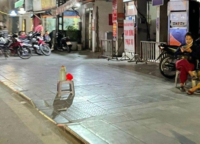 Người Hà Nội khóc thét vì cây xăng đóng cửa, uất ức mua 30.000 đồng/lít ở vỉa hè-1
