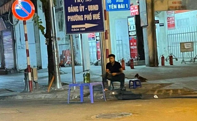 Người Hà Nội khóc thét vì cây xăng đóng cửa, uất ức mua 30.000 đồng/lít ở vỉa hè-2