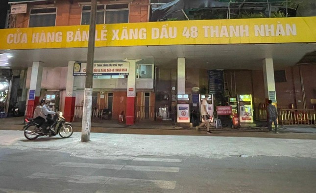 Người Hà Nội khóc thét vì cây xăng đóng cửa, uất ức mua 30.000 đồng/lít ở vỉa hè-3