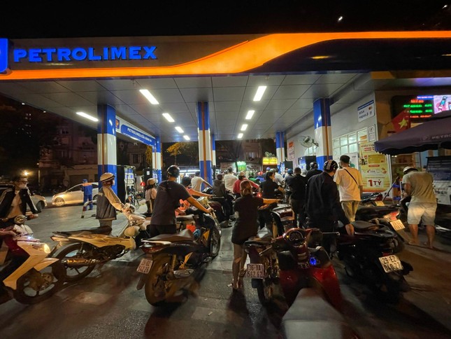 Người Hà Nội khóc thét vì cây xăng đóng cửa, uất ức mua 30.000 đồng/lít ở vỉa hè-4