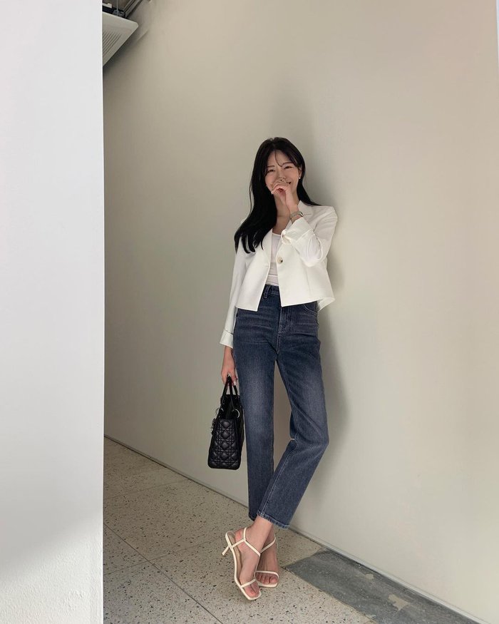 Mùa thu diện quần jeans ống đứng theo 10 cách này, chị em sẽ trở nên nổi bật hơn-10