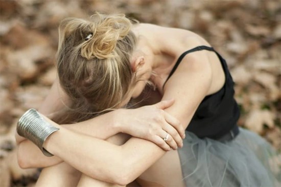 Mượn điện thoại chồng nhắn tin cho đứa em thân, câu đáp lại làm tôi run rẩy