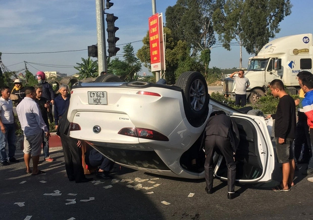 Xôn xao clip cô dâu ngồi thất thần sau tai nạn lật úp xe ô tô ở Hải Phòng-3