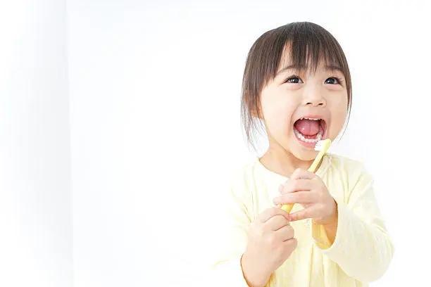 6 sai lầm cha mẹ dễ mắc phải khi chăm sóc răng miệng cho con-3