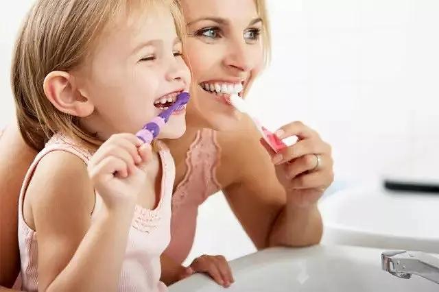 6 sai lầm cha mẹ dễ mắc phải khi chăm sóc răng miệng cho con-5