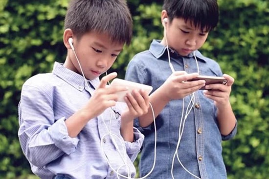 Có nên cấm khi con 'nghiện' điện thoại di động?