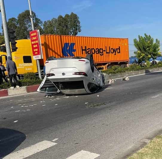 Xôn xao clip cô dâu ngồi thất thần sau tai nạn lật úp xe ô tô ở Hải Phòng-1