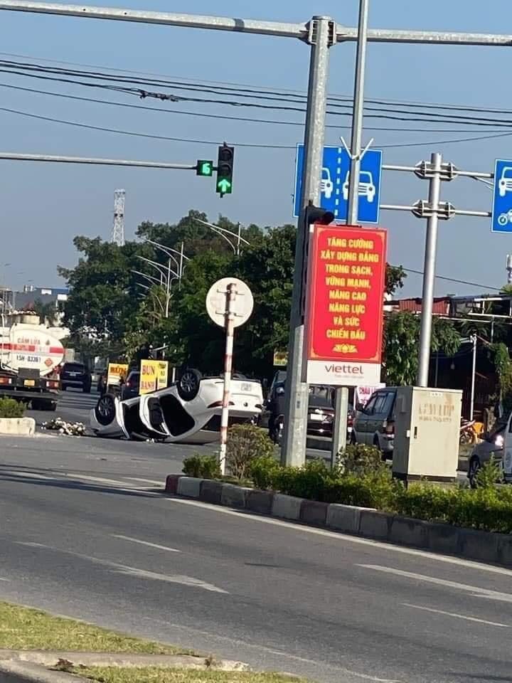 Xôn xao clip cô dâu ngồi thất thần sau tai nạn lật úp xe ô tô ở Hải Phòng-2