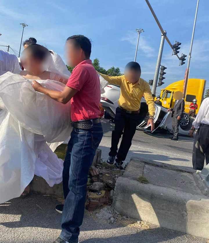Xôn xao clip cô dâu ngồi thất thần sau tai nạn lật úp xe ô tô ở Hải Phòng-4