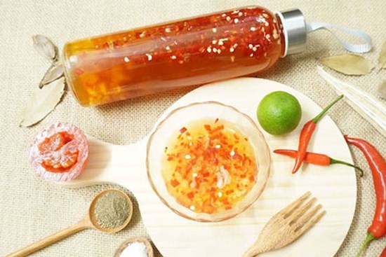 Cách pha nước mắm tỏi ớt ngon 'thần thánh' chấm gì cũng hợp, đẹp mắt, để ăn dần được cả tháng