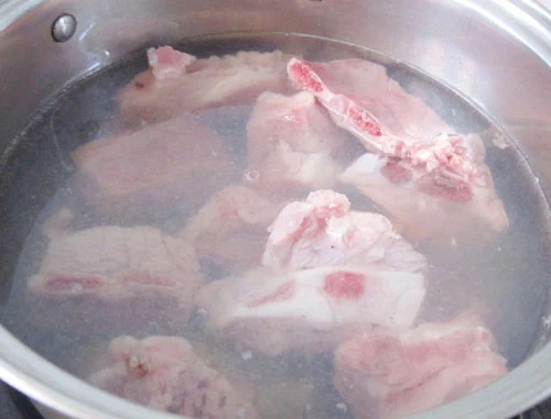 Cách hầm xương nhanh nhừ mà nước vẫn trong, ngọt, không hôi-2