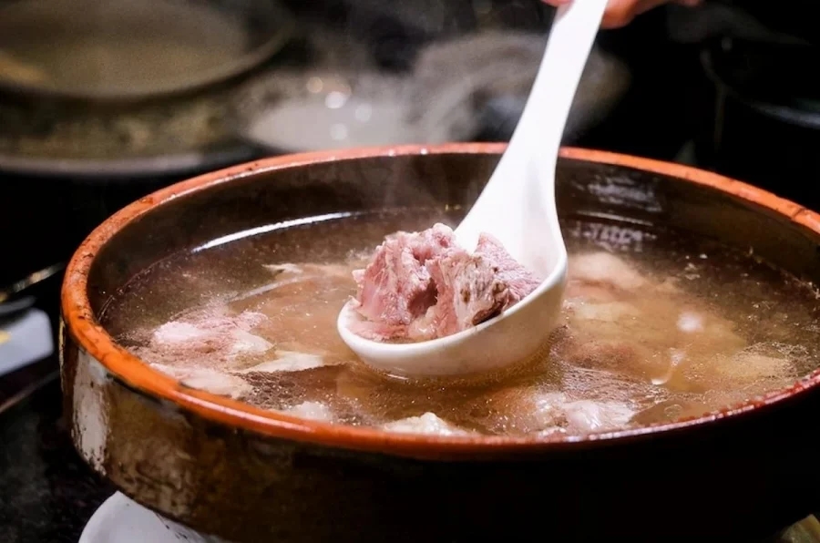 Cách hầm xương nhanh nhừ mà nước vẫn trong, ngọt, không hôi-3