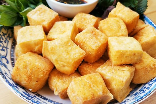 Mẹo rán đậu phụ giòn mà không khô, không dính chảo