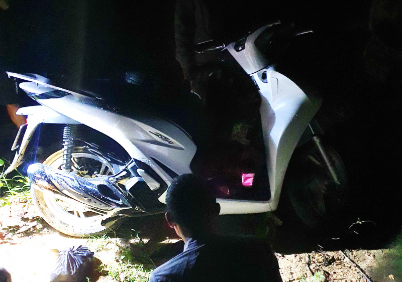 Tên trộm bị chủ quán cơm phát giác khi đang ôm túi nhẫn vàng-3