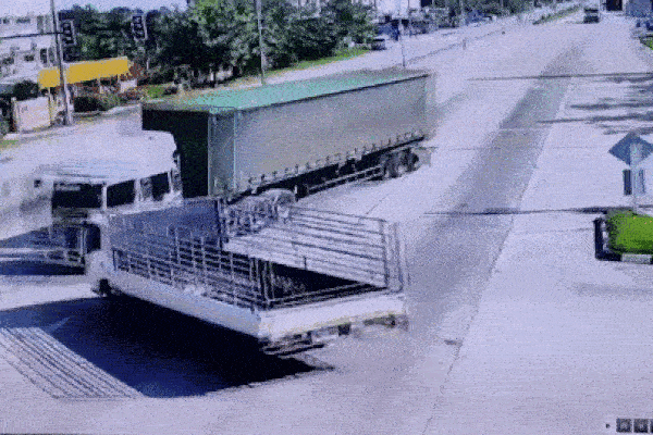 Xe tải mất phanh suýt ủi bay hàng loạt phương tiện trên đường