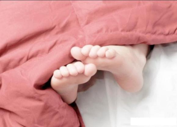 Trẻ con lúc nào cũng ló chân ra ngoài, đừng vội che chắn kẻo lợi bất cập hại-1