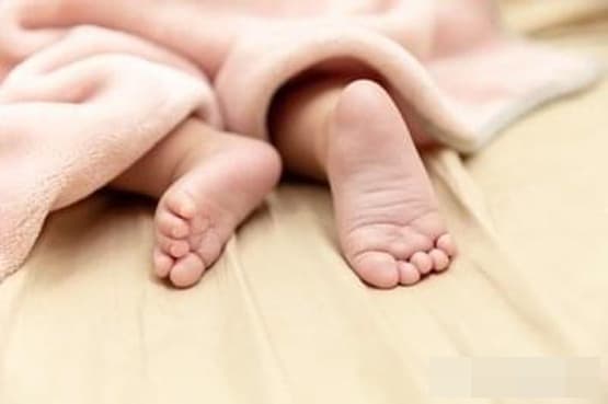 Trẻ con lúc nào cũng ló chân ra ngoài, đừng vội che chắn kẻo lợi bất cập hại-3