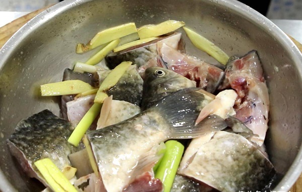 Hướng dẫn công thức làm cá diếc chiên, vị thơm ngon, giòn rụm ai cũng tấm tắc khen-2