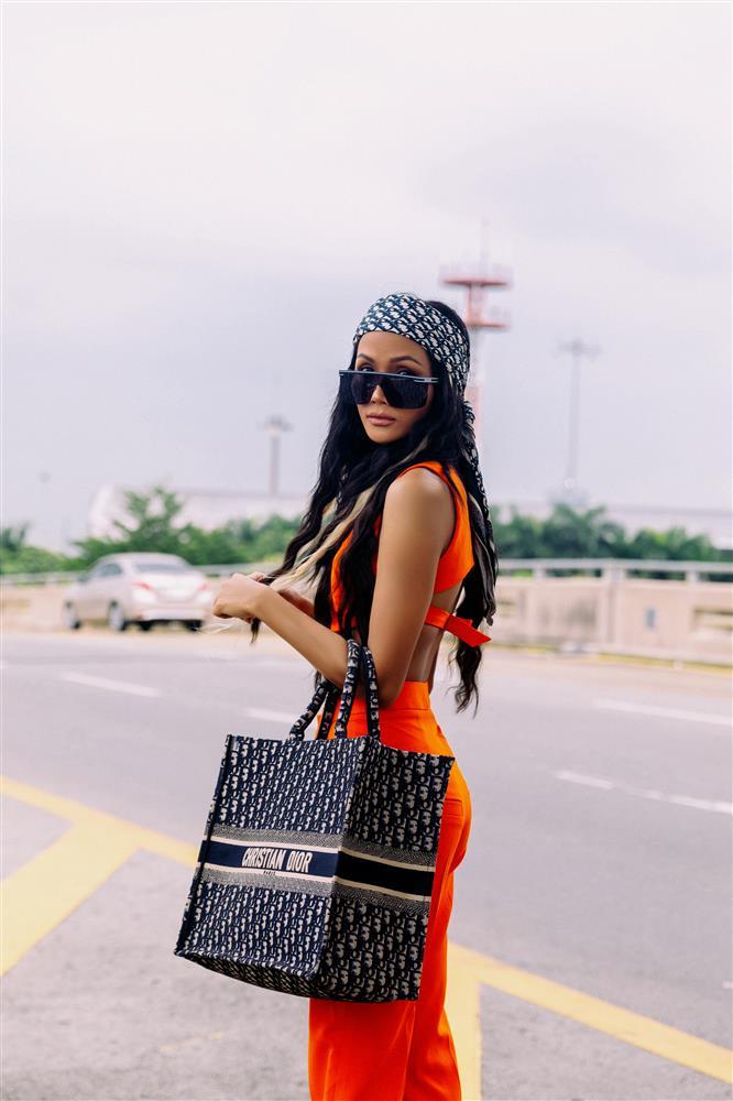 HHen Niê khoe eo nhỏ xíu, dát đầy hàng hiệu ở sân bay-6