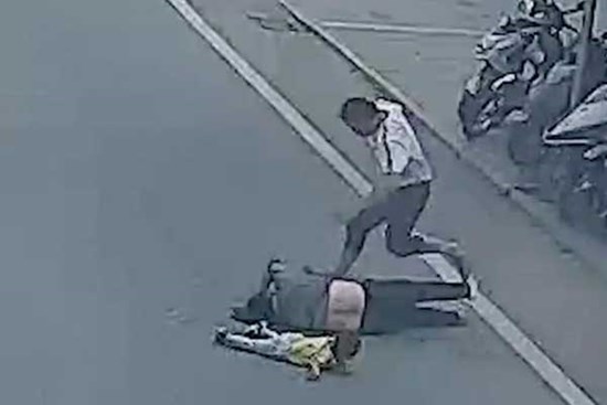 Người phụ nữ Trung Quốc mất cánh tay khi cứu bé trai khỏi xe tải