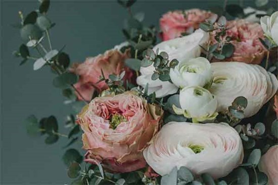Họ hàng ở quê mời cưới, chồng nói một câu khiến vợ bật khóc