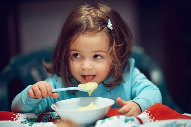 Trước 3 tuổi cha mẹ chớ nên cho con ăn uống theo 3 kiểu này, vừa không ngon lại ảnh hưởng đến con-3