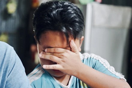 Mẹ mất trên bàn mổ khi vừa sinh em gái, con trai 13 tuổi gục khóc bên bàn thờ: 