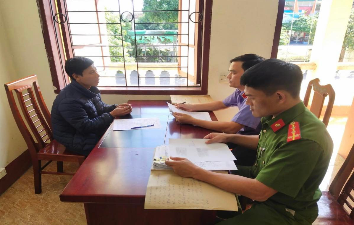 Xem xét hành vi nêu tên học sinh giữa trường của hiệu trưởng bị ép quỳ-2