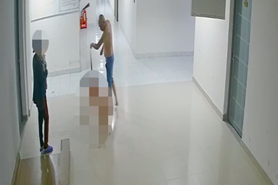 Khởi tố, bắt tạm giam 3 tháng người cha dùng dây lưng bạo hành con, lôi ra đường