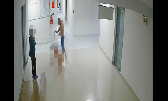 Khởi tố, bắt tạm giam 3 tháng người cha dùng dây lưng bạo hành con, lôi ra đường-1