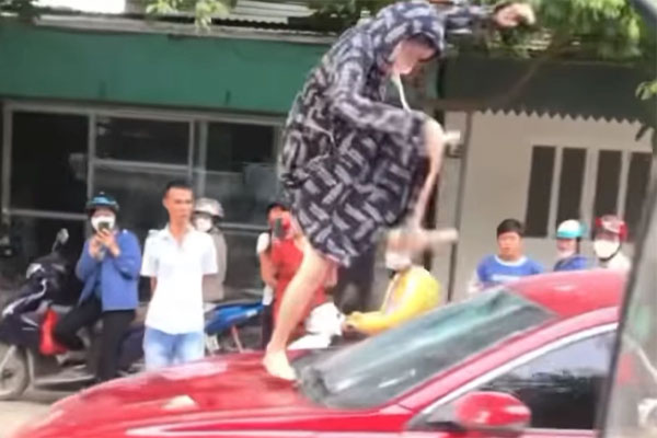 Người phụ nữ tung cước đạp vỡ kính ôtô, cắn đứt tai cô gái bị khởi tố-1