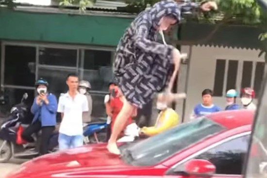 Người phụ nữ tung cước đạp vỡ kính ôtô, cắn đứt tai cô gái bị khởi tố