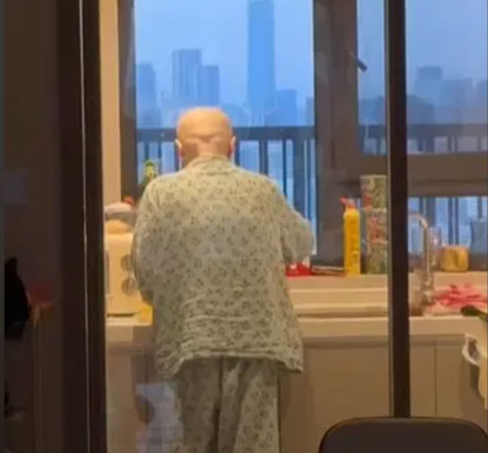 Rơi nước mắt cảnh người mẹ ung thư lúi húi nấu bữa ăn cuối cùng cho con trai-1