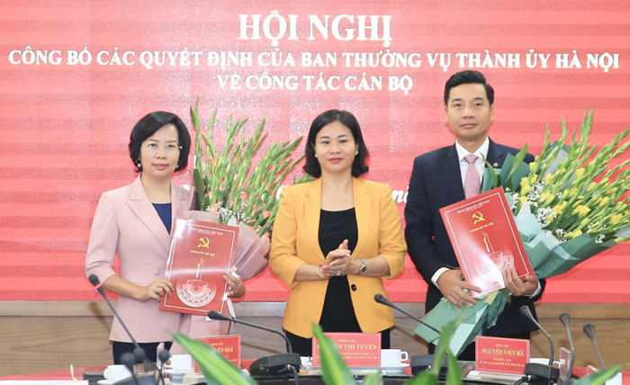 Phó Bí thư Thường trực Thành ủy Nguyễn Thị Tuyến trao các quyết định về công tác cán bộ-1